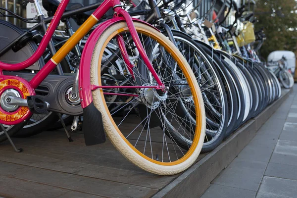 Lotes de bicicletas estacionadas na cidade — Fotografia de Stock