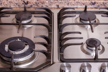 Gaz sobasında yağ lekelerine bulanmış demir ızgara.