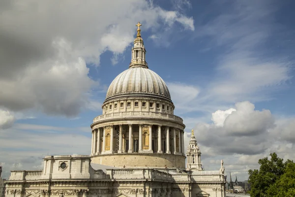 St paul's cathedral - breed — Stockfoto