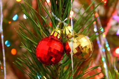 topları Noel ağacı üzerinde