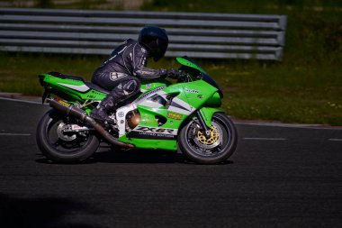 10-05-2021 Litvanya, Kaunas MotoGP sürücüsü, köşede motosikletli.