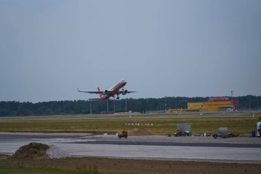 Sunset Uçak Seyahati. Batan güneşe karşı uçak.