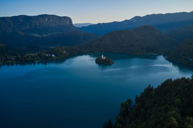 Katolik Kilisesi Bled Gölü Dağları ile bir adada ve köyleri arka planda yer alan