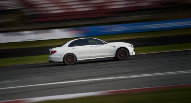 Bulanık yolu olan hız yapan arabanın yan görüntüsü.