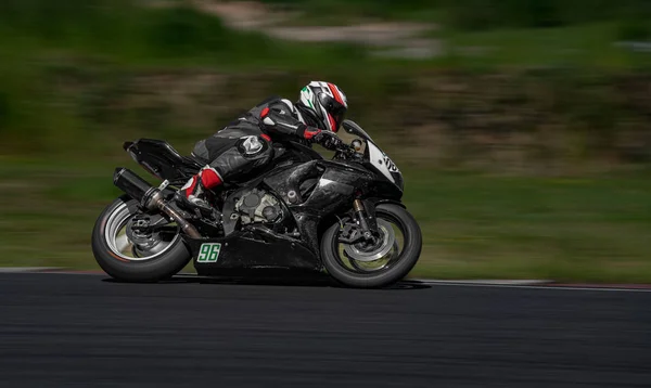 2021 Riga Letónia Motocicleta Estrada Divertindo Dirigindo Estrada Vazia Uma — Fotografia de Stock