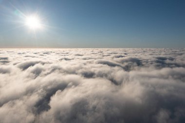Kopyalama alanı için mavi gökyüzü arka planına sahip bulutlar