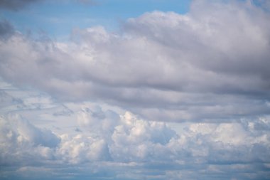 akşam bahar gökyüzünde karanlık fırtına bulutları