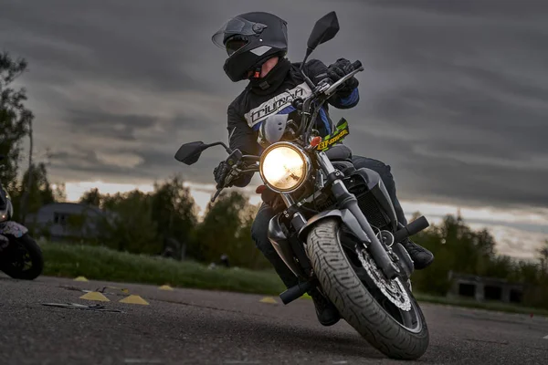 2021 Riga Latvia Young Man Riding Motorcycle Open Road — Stockfoto