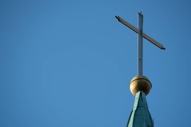 Mavi açık gökyüzü arkaplanındaki haç