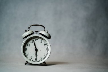 Siyah bir çalar saat eski usul Günaydın konsept.