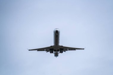 Uçak neredeyse piste iniyordu. Uçağın arkasında motor ısısı.