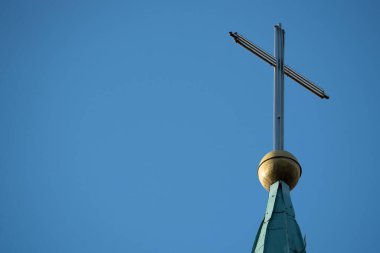 Mavi açık gökyüzü arkaplanındaki haç