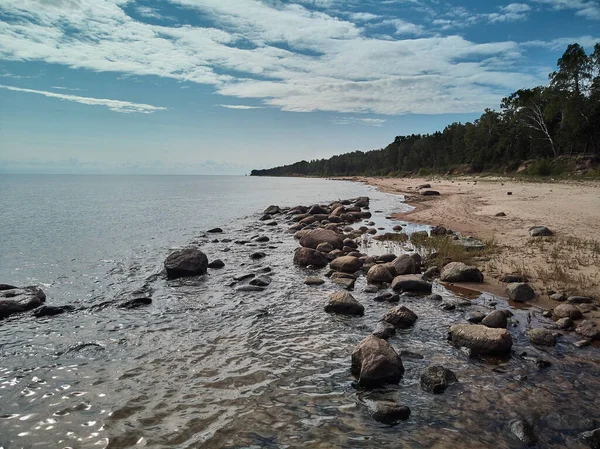 海浪冲击线冲击海滩上的岩石 — 图库照片