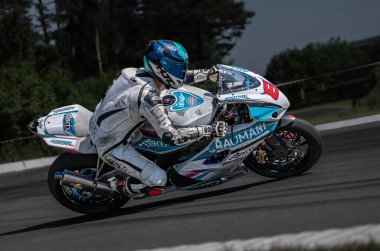 05-09-2021 Riga, Letonya motosikleti yolda. Motosiklet turunda boş bir yolda araba kullanırken eğleniyorum..