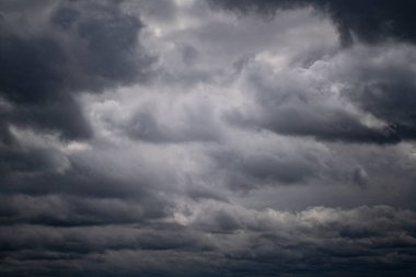 Kara uğursuz gri fırtına bulutları. Dramatik bir gökyüzü. Gri Fırtınalı gökyüzü.