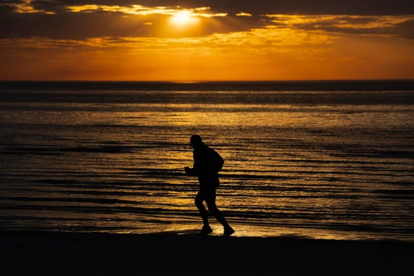 Homme Courant Sur Plage Coucher Soleil Version Féminine Dans Portfolio — Photo