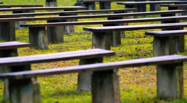 Gün batımında sahnedeki banklar.