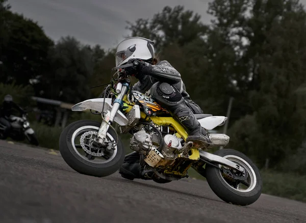 2021 Riga Letonia Joven Que Conduce Una Motocicleta Una Carretera — Foto de Stock