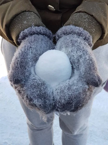 Femme Tenant Boule Neige Dans Les Mains Image Avec Mise — Photo