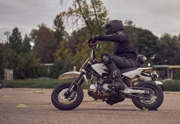 2021 Riga Latvia Young Man Riding Motorcycle Open Road — Zdjęcie stockowe