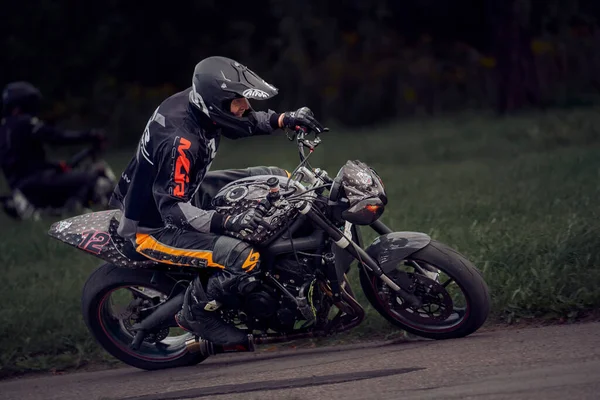 2021 Ryga Łotwa Młody Człowiek Jadący Motocyklem Otwartej Drodze — Zdjęcie stockowe