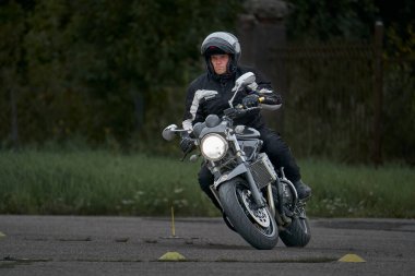 Mavi bulutlu gökyüzü karşı havaalanında uçak iniyor