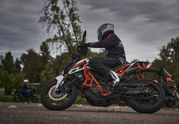 2021 Riga Letonia Joven Que Conduce Una Motocicleta Una Carretera —  Fotos de Stock