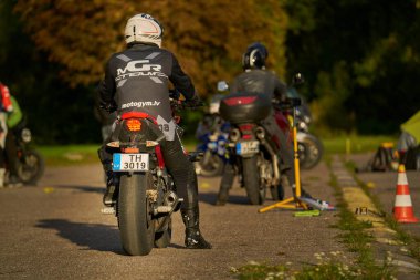 19-09-2021 Riga, Letonya Açık yolda motosiklet süren genç bir adam.
