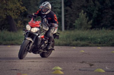 19-09-2021 Riga, Letonya Açık yolda motosiklet süren genç bir adam.