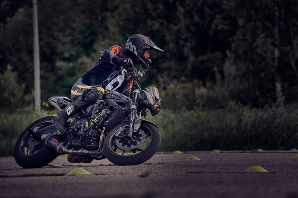 2021ラトビア リガオープンロードでバイクに乗る若い男 — ストック写真