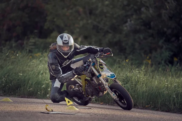 2021 Riga Letonia Joven Que Conduce Una Motocicleta Una Carretera — Foto de Stock