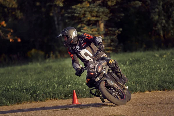 2021 Riga Lettland Ein Junger Mann Fährt Motorrad Auf Offener — Stockfoto