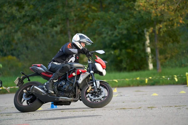 2021 Riga Letland Een Jonge Man Een Motorfiets Een Open — Stockfoto