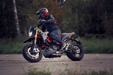 19-09-2021 Riga, Letonya Açık yolda motosiklet süren genç bir adam.