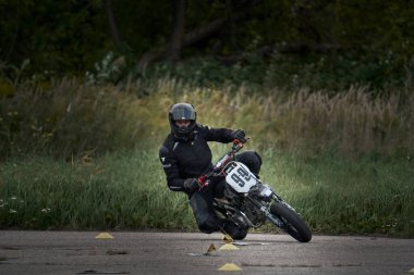 19-09-2021 Riga, Letonya Açık yolda motosiklet süren genç bir adam.