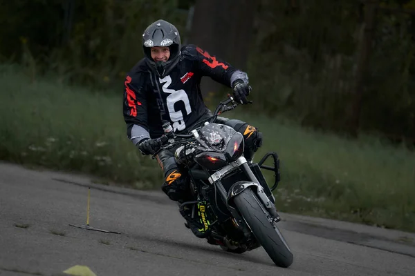2021 Рига Латвия Молодой Человек Мотоцикле Открытой Дороге — стоковое фото