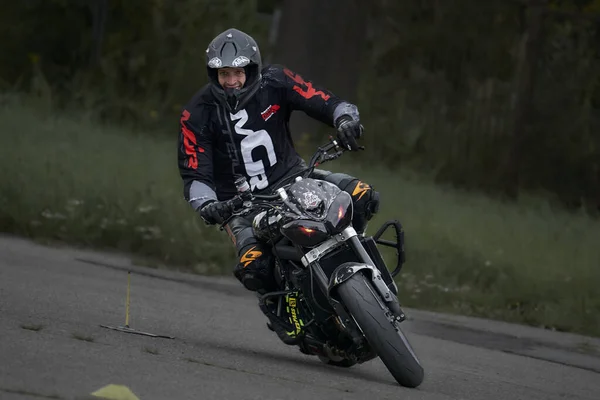 2021 Riga Letonia Joven Que Conduce Una Motocicleta Una Carretera — Foto de Stock