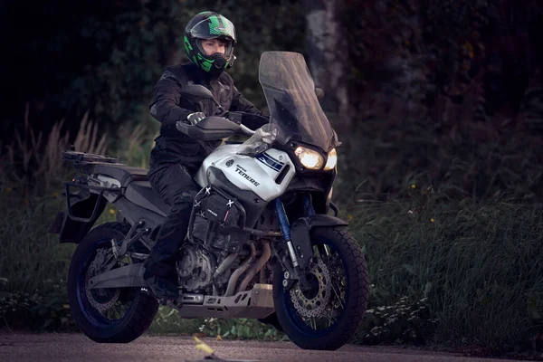 2021 Riga Letonya Açık Yolda Motosiklet Süren Genç Bir Adam — Stok fotoğraf