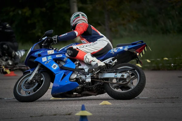 2021 Riga Latvia Young Man Riding Motorcycle Open Road — Stockfoto