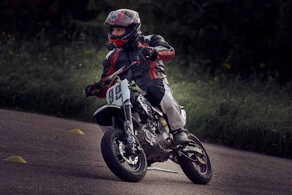 2021 Riga Letland Een Jonge Man Een Motorfiets Een Open — Stockfoto