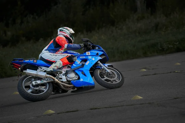 2021 Riga Lettonie Jeune Homme Moto Sur Une Route Ouverte — Photo