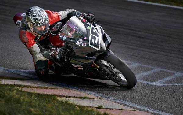 2012年12月12日 2021年リガ ラトビアのオートバイの練習は トラック上の速いコーナーに傾いている 道路上のスポーツバイカーレーシング — ストック写真