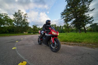 10-05-2021 Riga, Letonya motosikletçisi motosiklet sürüyor, motosiklet yan görüntüsü, motosiklet sürüşlerine yakın çekim, motosiklet yarışı, motosiklet profili ve yarışçısı..