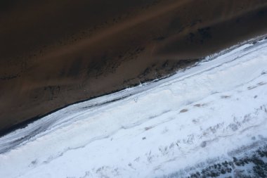 Hel yarımadası ve karlı plaj. Kışın Baltık Denizi, Polonya. Denizde kışın havadan görünüşü