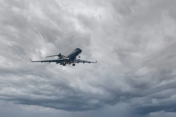 Avião Comercial Passageiros Sobre Nuvens Com Incrível Pôr Sol Viajar — Fotografia de Stock