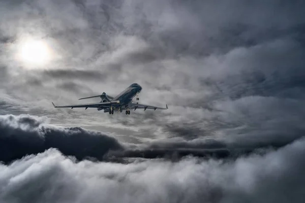 Avión Comercial Pasajeros Sobre Las Nubes Con Increíble Puesta Sol —  Fotos de Stock