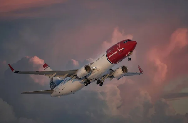 商务客机在云彩上飞驰 夕阳西下 乘飞机旅行 — 图库照片
