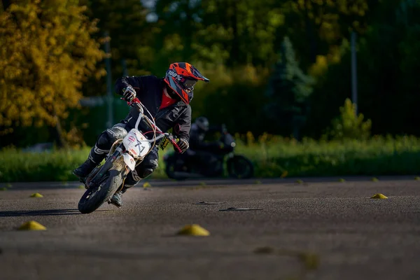 2021 Riga Letonia Joven Que Conduce Una Motocicleta Una Carretera — Foto de Stock
