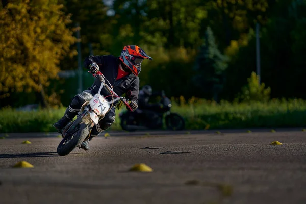 2021 Riga Letónia Jovem Andar Mota Numa Estrada Aberta — Fotografia de Stock