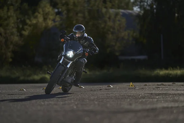 2021年9月19日 拉脱维亚里加 一个骑摩托车在公路上的年轻人 — 图库照片
